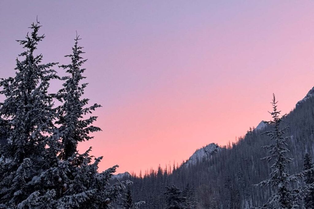 A pink sky behind the North Cascade mountains