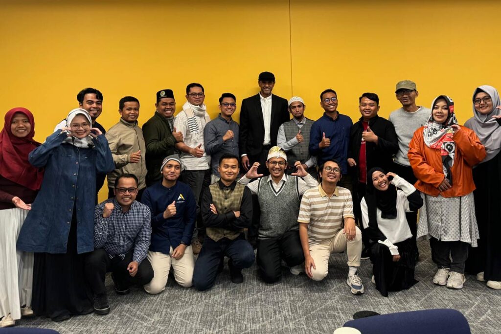 Twenty Indonesian scholars posing for a group photo.