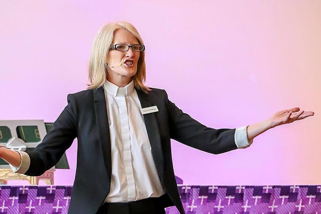 Kiri Johnson Solberg at a speaking event.